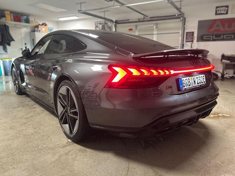 Grau Gebraucht 2022 Audi e-tron GT quattro Sport Limousine | 63.000 € (Superpreis) - Bild 1/4