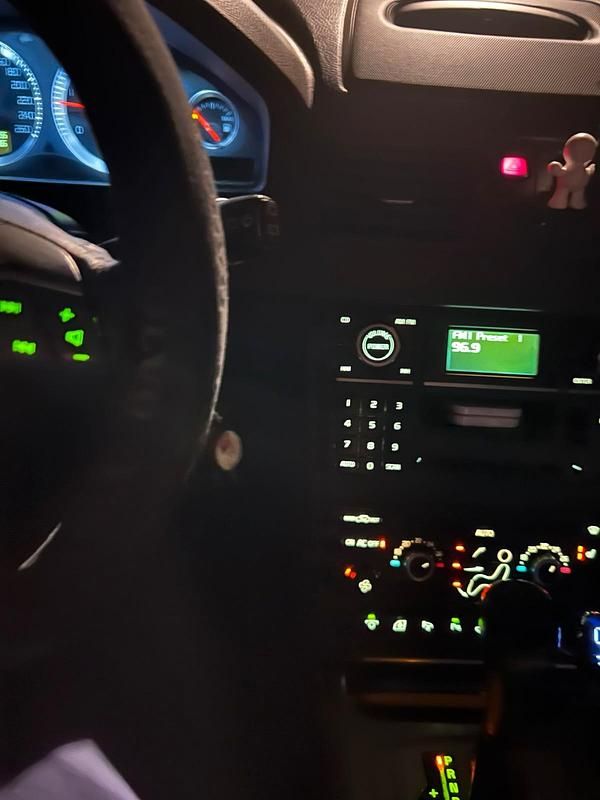 Grau Gebraucht 2008 Volvo XC90 SUV | 8.100 € (Guter Preis) - Bild 1/4