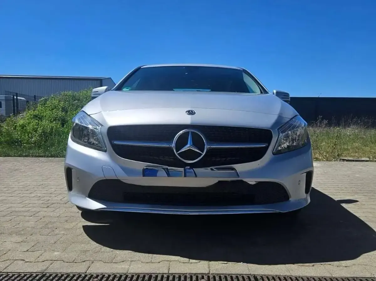 Gebraucht Mercedes A180 122 PS (89 kW) 2017 Polarsilber  metalliclack Kleinwagen