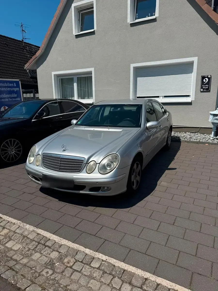 Gebraucht Mercedes E220 150 PS (110 kW) 2003 Silber Limousine