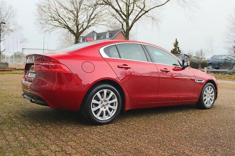 Używany Jaguar XE Prestige 250 KM (183 kW) 2017 Czerwony Sedan/Limuzyna