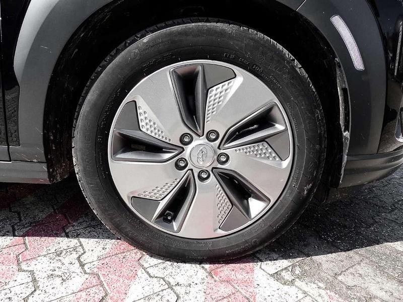 Gebraucht Hyundai Kona Premium 150 kW (204 PS) 2021 Phantom black / chalk white ro SUV