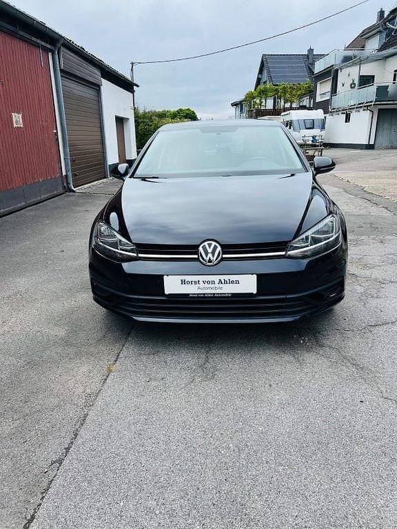 Schwarz Gebraucht 2018 VW Golf VII Trendline Limousine | 12.200 € (Superpreis) - Bild 1/4