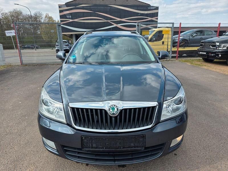 Gebraucht Skoda Octavia Elegance 105 PS (77 kW) 2011 Grau Kombi