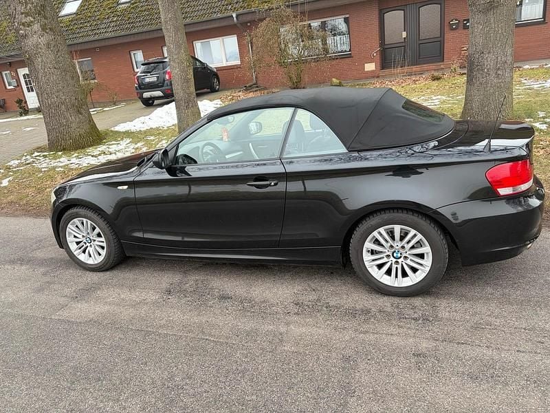 Gebraucht BMW 118 Cabriolet 140 PS (102 kW) 2009 Schwarz Cabrio