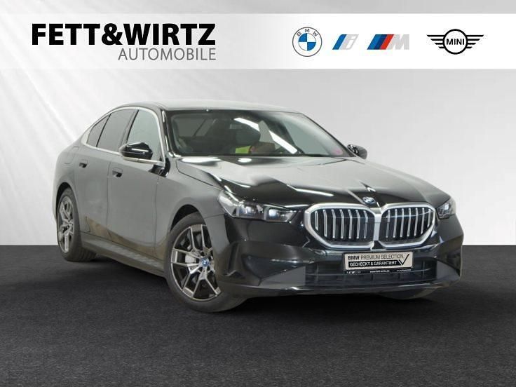 Saphirschwarz metallic Gebraucht 2024 BMW 550e Performance Limousine | 69.490 € (Fairer Preis) - Bild 1/3