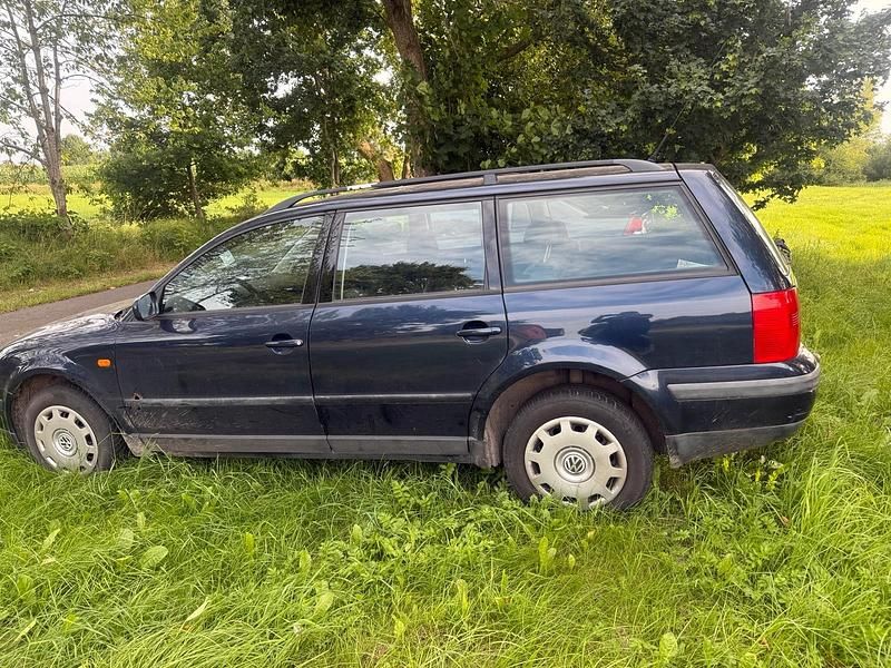 Blau Gebraucht 1998 VW Passat Kombi | 600 € (Superpreis) - Bild 1/4