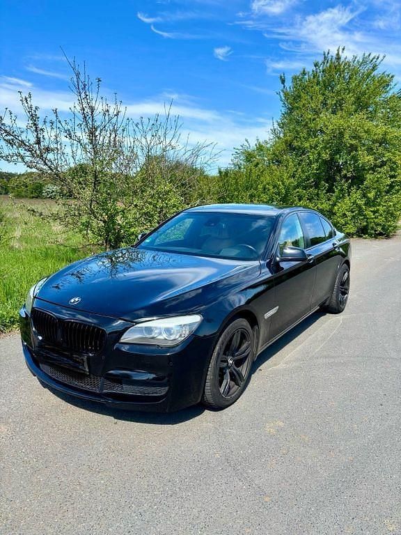 Schwarz Gebraucht 2011 BMW 740 Performance Limousine | 12.500 € (Fairer Preis) - Bild 1/4