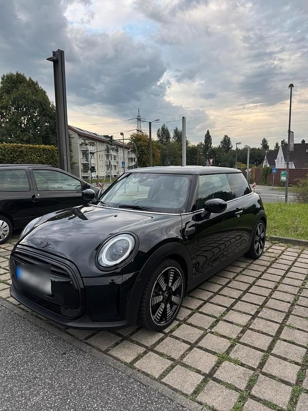 Schwarz Gebraucht 2024 Mini Cooper Classic Kleinwagen | 28.499 € (Etwas zu teuer) - Bild 1/4