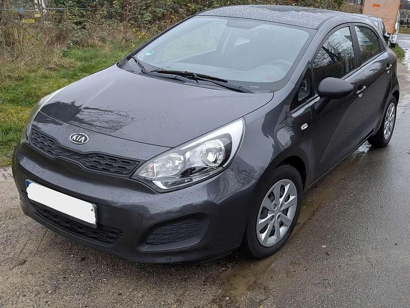 Grau Gebraucht 2012 Kia Rio Edition 7 Limousine | 4.900 € (Fairer Preis) - Bild 1/4