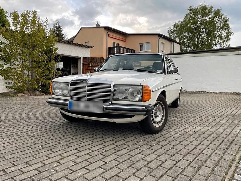 Weiß Gebraucht 1979 Mercedes E200 Limousine | 5.450 € - Bild 1/4