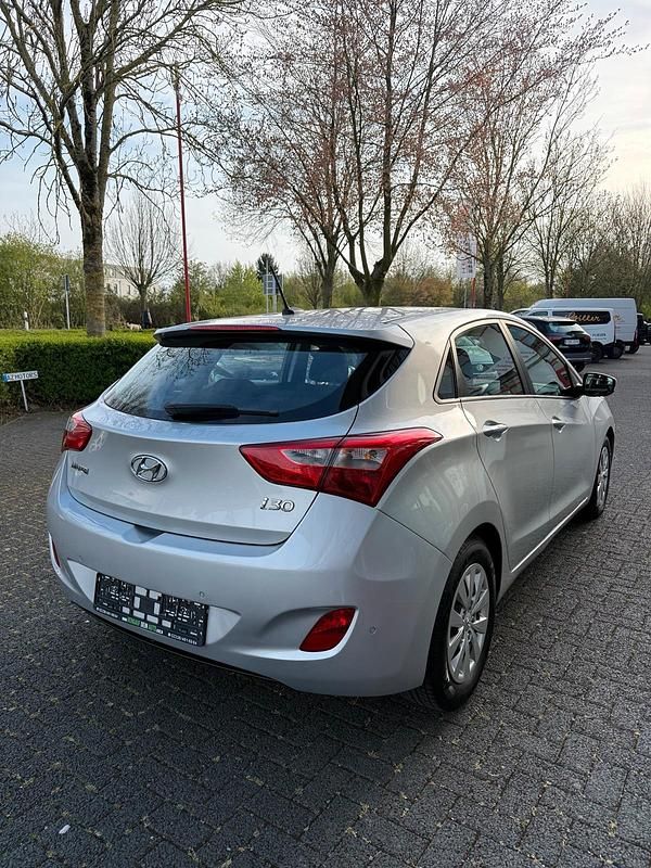 Gebraucht Hyundai i30 101 PS (74 kW) 2016 Grau Kleinwagen