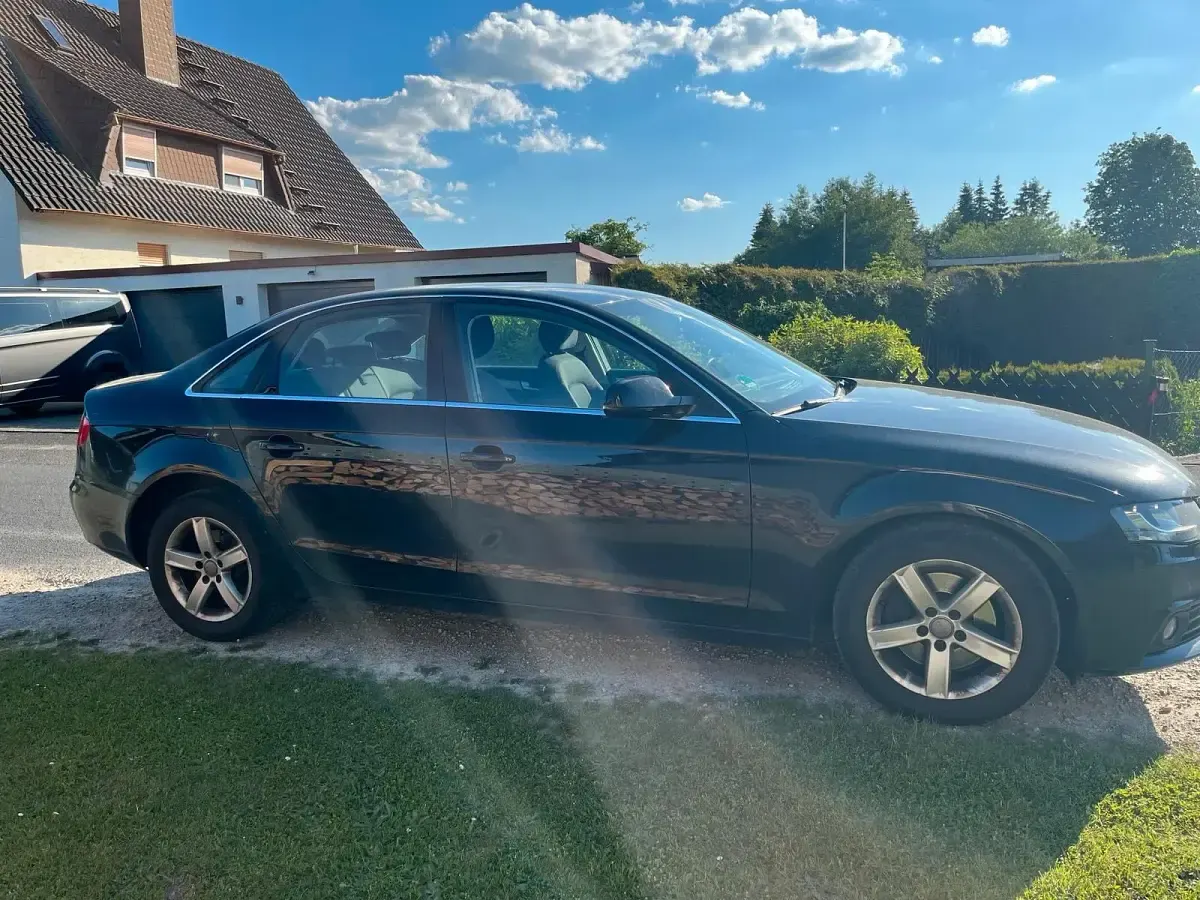 Używany Audi A4 120 KM (88 kW) 2010 Czarny Sedan/Limuzyna