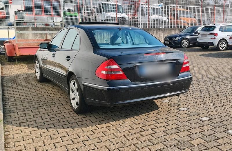 Usado Mercedes E420 314 HP (230 kW) 2006 Preto Sedan