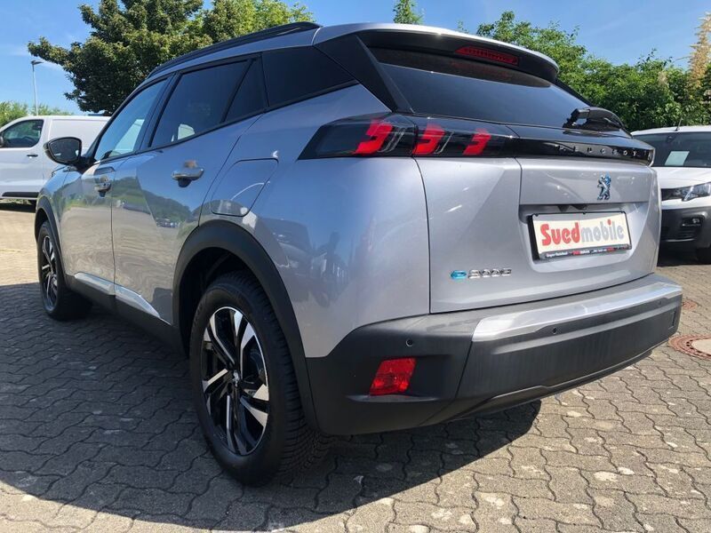 Second-hand Peugeot e-2008 Allure 100 kW (136 CP) 2021 Argintiu SUV