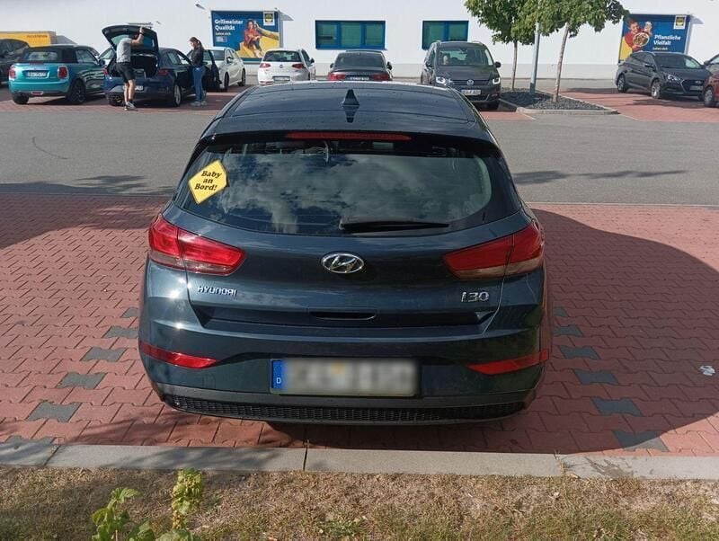 Grau Gebraucht 2022 Hyundai i30 Pure Kombi | 13.500 € (Superpreis) - Bild 1/4