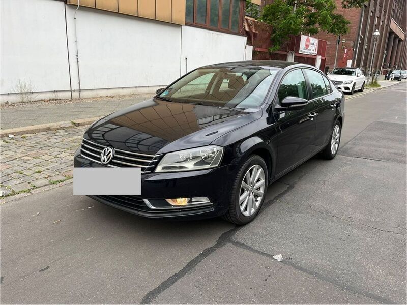 Schwarz Gebraucht 2011 VW Passat Limousine | 5.899 € (Fairer Preis) - Bild 1/4