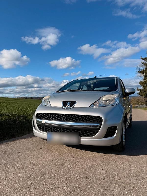 Gebraucht Peugeot 107 68 PS (50 kW) 2010 Silber Kleinwagen