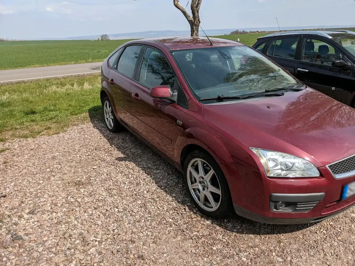 Gebraucht Ford Focus Ghia 101 PS (74 kW) 2004 Rot Limousine