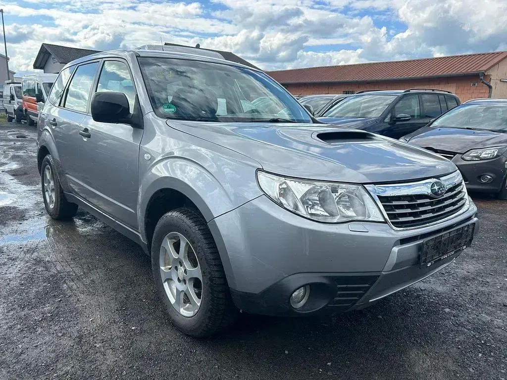 Käytetty Subaru Forester Active 147 HP (108 kW) 2010 Hopea Katumaasturi