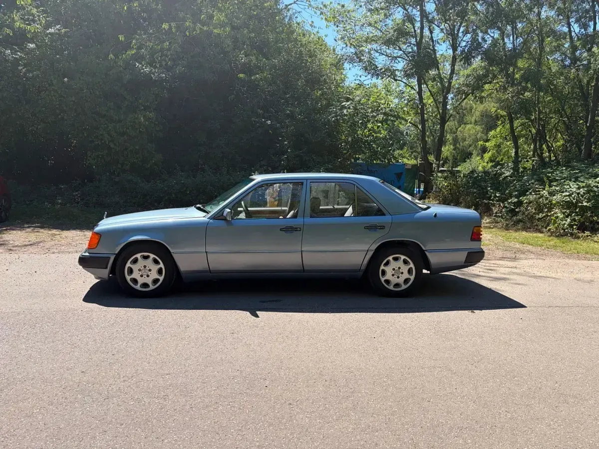 Gebraucht Mercedes 230 132 PS (97 kW) 1989 Blau Limousine