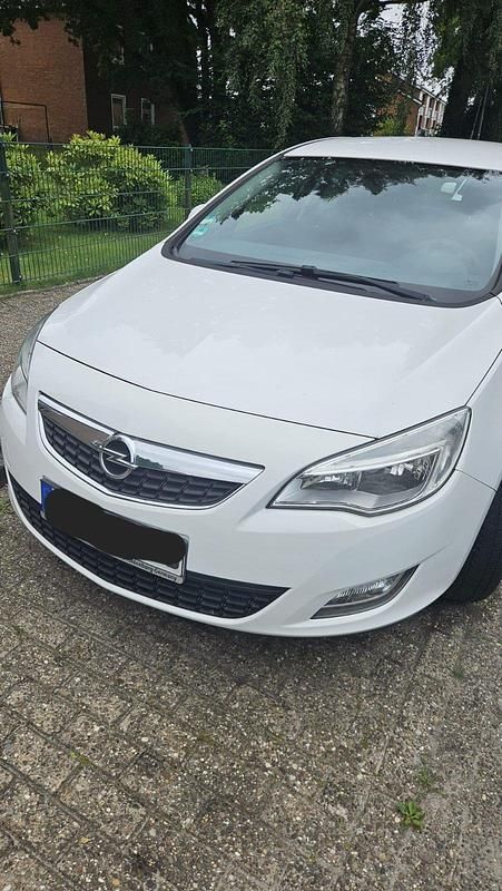 Weiß Gebraucht 2011 Opel Astra Design Edition Limousine | 2.200 € (Superpreis) - Bild 1/4