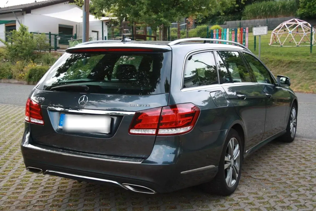 Gebraucht Mercedes E220 Avantgarde 170 PS (125 kW) 2015 Grau Kombi