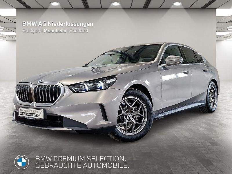 Grau Gebraucht 2024 BMW 520 Comfort Edition Limousine | 47.350 € (Superpreis) - Bild 1/4