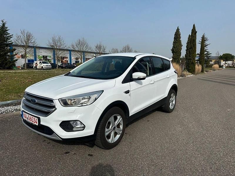 Gebraucht Ford Kuga Trend 120 PS (88 kW) 2018 Weiß SUV