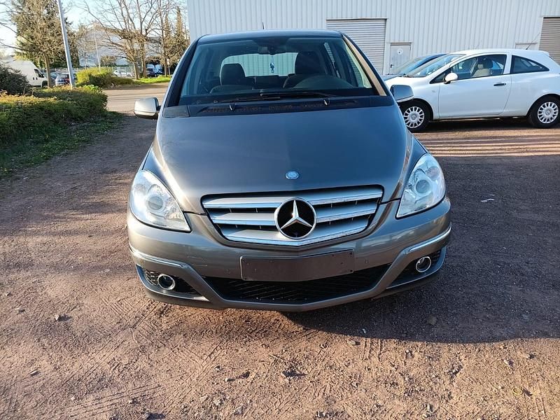 Braun Gebraucht 2009 Mercedes B180 Van / Kleinbus | 2.490 € (Guter Preis) - Bild 1/4