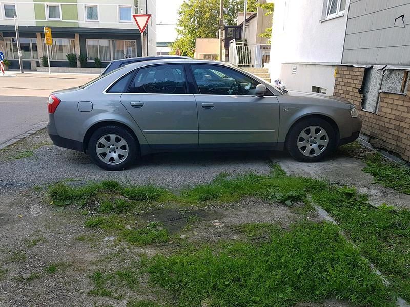 Grau Gebraucht 2002 Audi A4 Limousine | 7.500 € - Bild 1/4