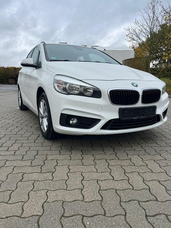 Weiß Gebraucht 2015 BMW 218 Active Tourer Van / Kleinbus | 7.000 € (Guter Preis) - Bild 1/4