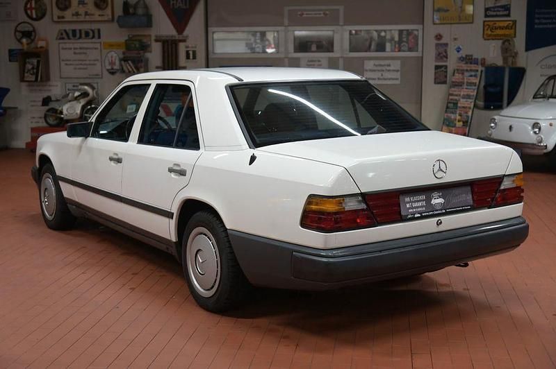 Gebraucht Mercedes 200 72 PS (52 kW) 1985 Weiß Limousine