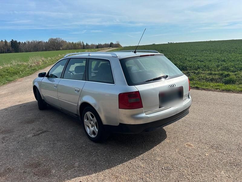 Usado Audi A6 150 HP (110 kW) 2001 Prateado Carrinha