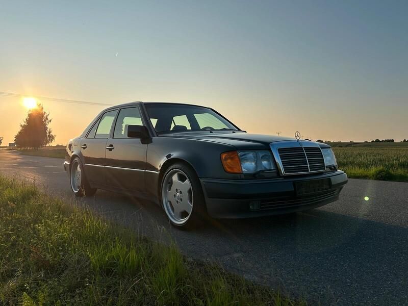 Schwarz Gebraucht 1992 Mercedes E500 Limousine | 39.999 € - Bild 1/4