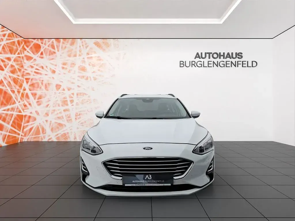 Gebraucht Ford Focus Trend 125 PS (91 kW) 2018 Weiß Limousine
