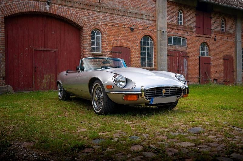 Silber Gebraucht 1974 Jaguar E-Type Cabrio | 89.900 € - Bild 1/4