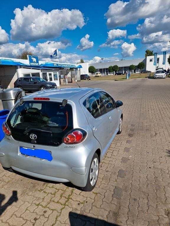 Silber Gebraucht 2009 Toyota Aygo Kleinwagen | 1.250 € (Superpreis) - Bild 1/4