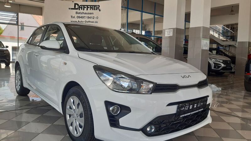 Weiß Gebraucht 2023 Kia Rio Limousine | 19.990 € (Etwas zu teuer) - Bild 1/4
