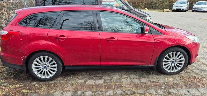Gebraucht Ford Focus Ambiente 105 PS (77 kW) 2011 Rot Kombi
