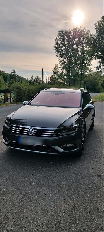 Braun Gebraucht 2017 VW Passat Alltrack Kombi | 20.990 € (Fairer Preis) - Bild 1/4