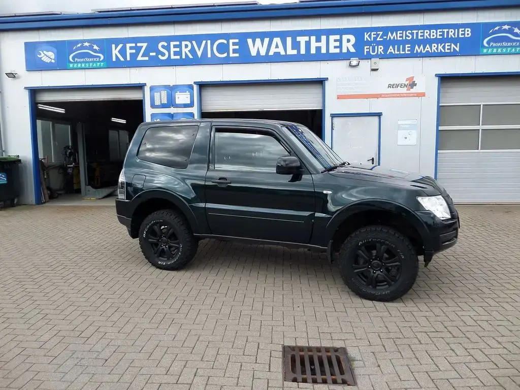 Gebraucht Mitsubishi Pajero Basis 190 PS (139 kW) 2016 Grün SUV