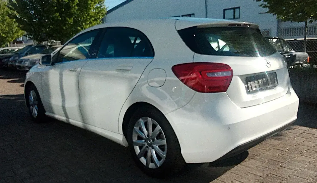 Gebraucht Mercedes A180 122 PS (89 kW) 2015 Weiß Kleinwagen
