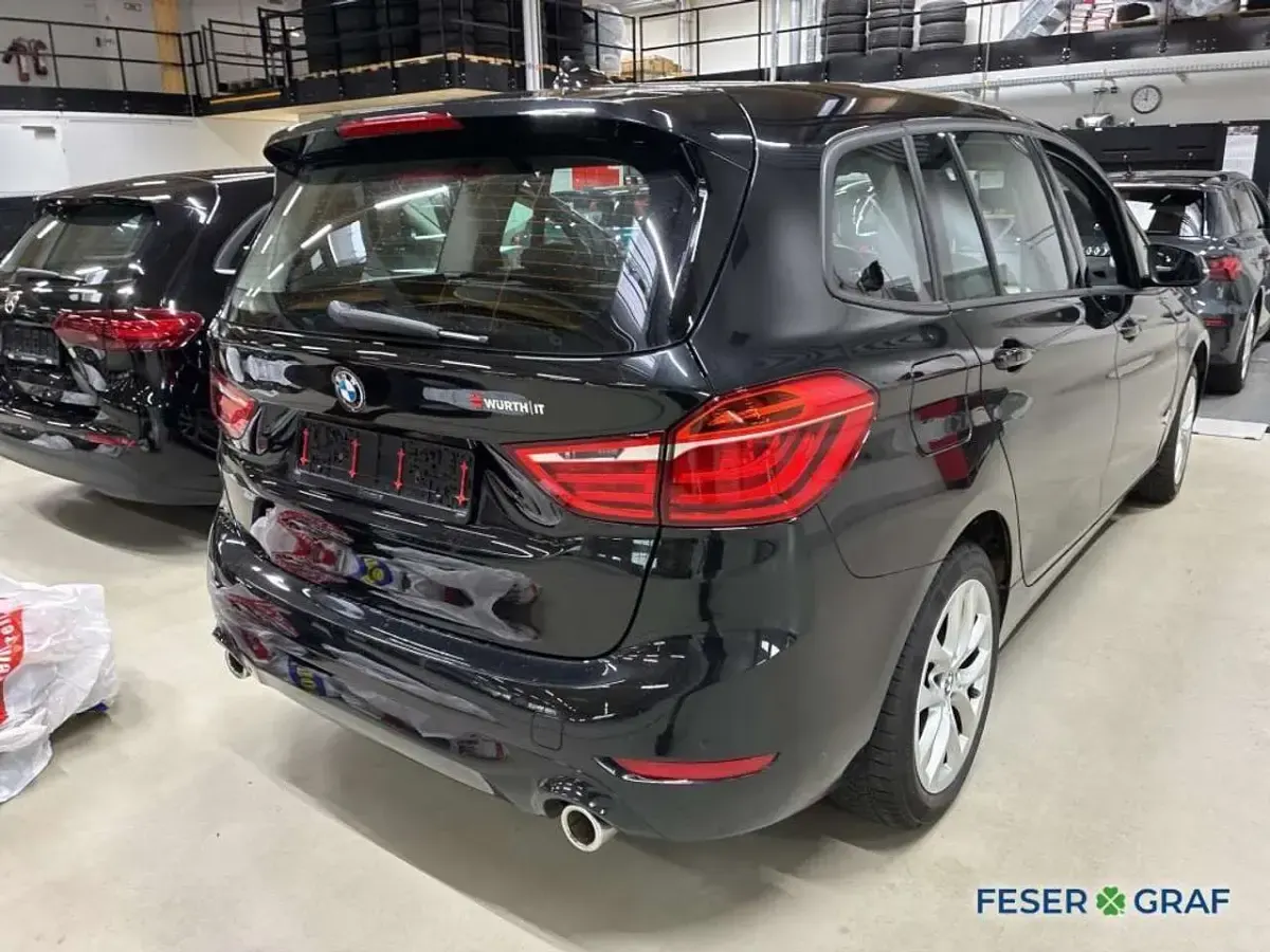 Używany BMW 220 Advantage 190 KM (139 kW) 2022 Czarny Minivan