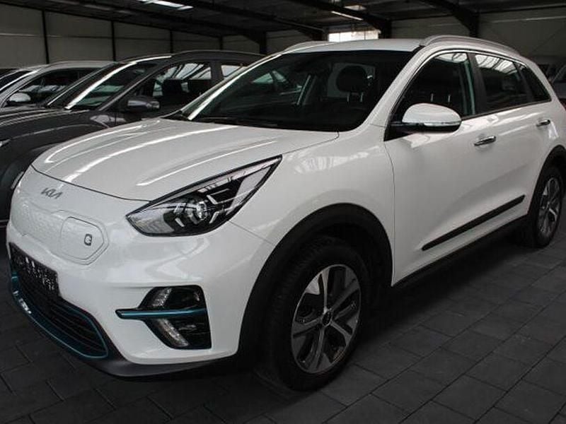 Weiß Gebraucht 2021 Kia e-Niro Vision SUV | 17.990 € (Fairer Preis) - Bild 1/4