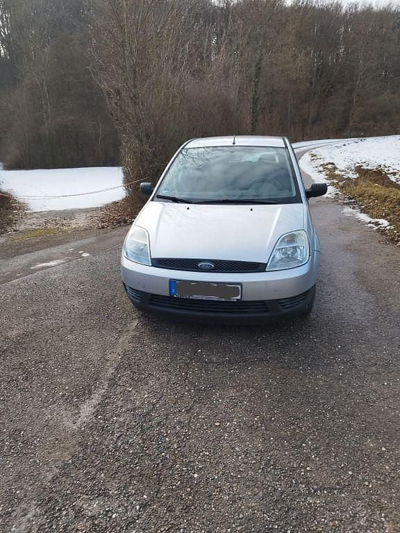 Grau Gebraucht 2004 Ford Fiesta Limousine | 800 € (Superpreis) - Bild 1/4