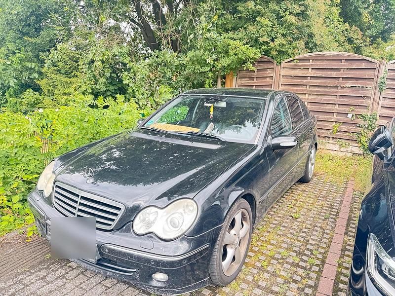 Schwarz Gebraucht 2004 Mercedes C270 Avantgarde Limousine | 2.199 € (Teuer) - Bild 1/4