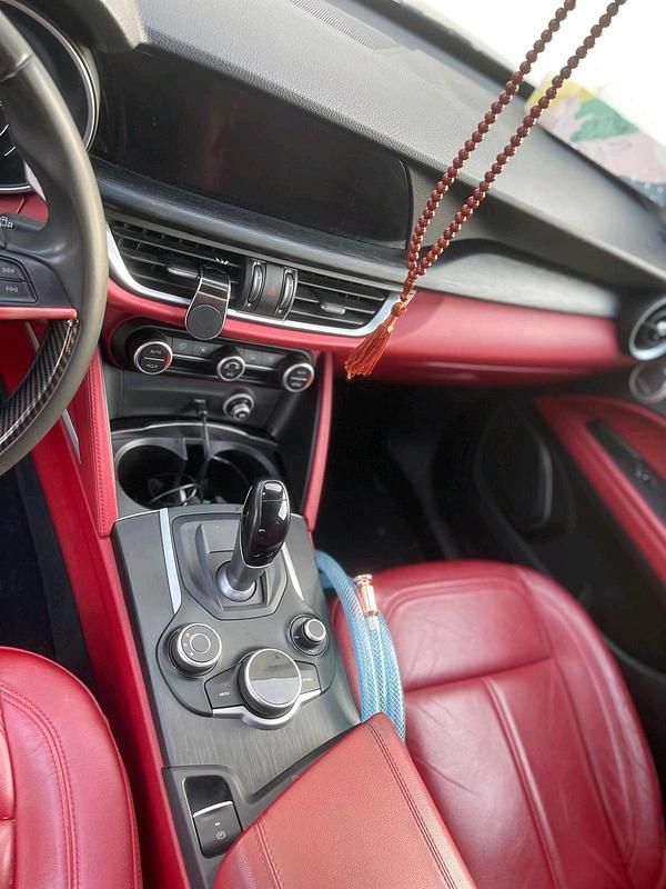 Gebraucht Alfa Romeo Stelvio 180 PS (132 kW) 2017 Rot SUV