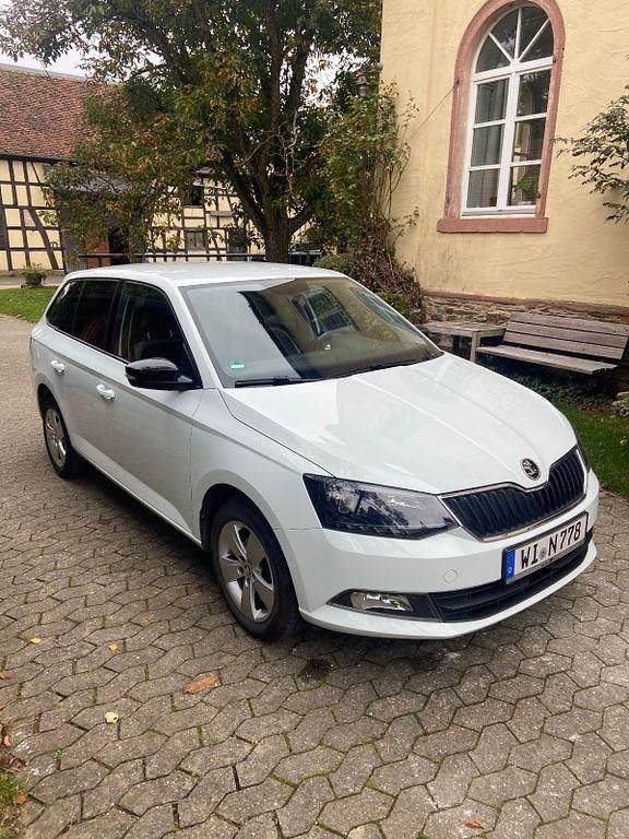 Weiß Gebraucht 2015 Skoda Fabia Ambition Kleinwagen | 6.600 € (Fairer Preis) - Bild 1/4