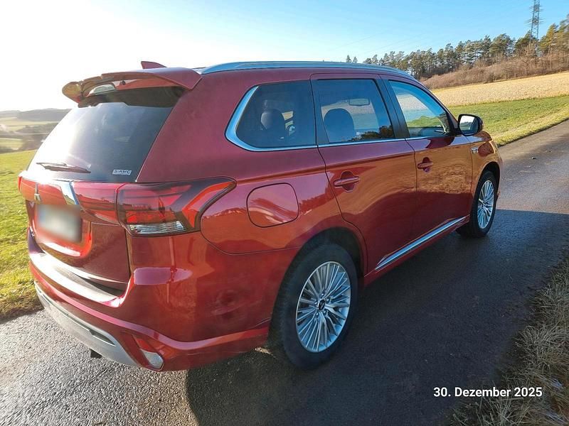 Gebraucht Mitsubishi Outlander P-HEV 99 PS (72 kW) 2021 Rot SUV